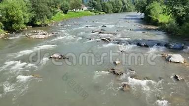 喀尔巴阡山脉的山河。 泥泞的脏水流过岩石。